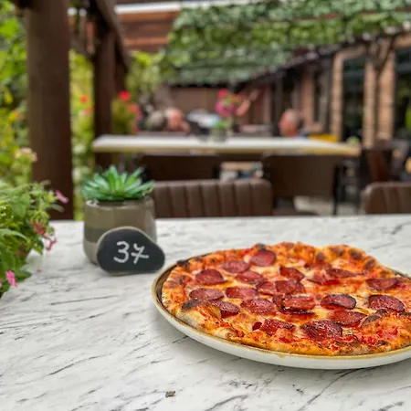 Vakantiehuis Restful With Hot Tub And On Site Bistro *